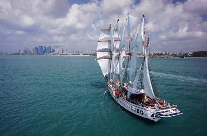 Dine and cruise in luxury aboard a yacht in Singapore