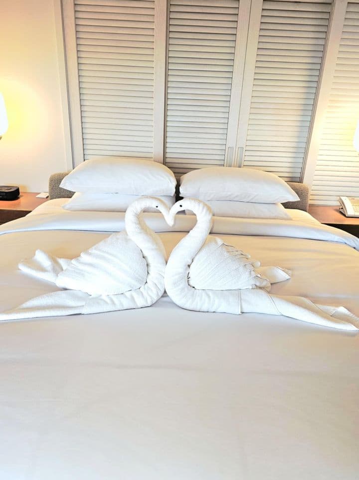 Welcome with Aloha: Towel & Flower Art