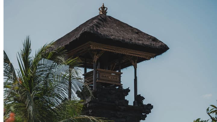 CAVES & CRYSTALS – A SACRED
JOURNEY TO GOA LAWAH AND
THE SALT FIELDS